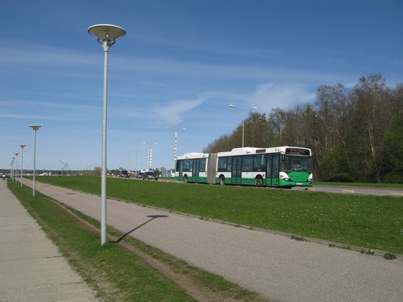 Kloubová Scania sviští po širokém pobøežním bulváru smìøujícím ze severních pøedmìstí. Autobusy mají na šestiproudé silnici vlastní vyhrazené pruhy. Do mìstských autobusù se nastupuje všemi dveømi.
