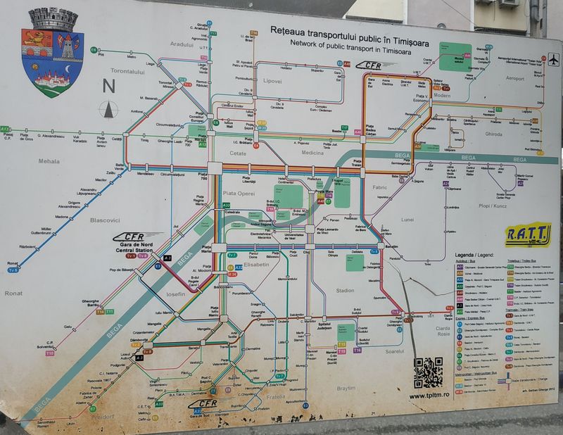 Mapa linkového vedení MHD v Temešváru vylepená na zastávkovém pøístøešku u hlavního nádraží, která bohužel nezohledòuje dlouhodobou výluku tramvají právì k hlavnímu nádraží.