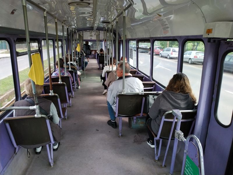 Interiér pùvodnì brémské tramvaje obsahuje také místní temešvárskou fialovou barvu.