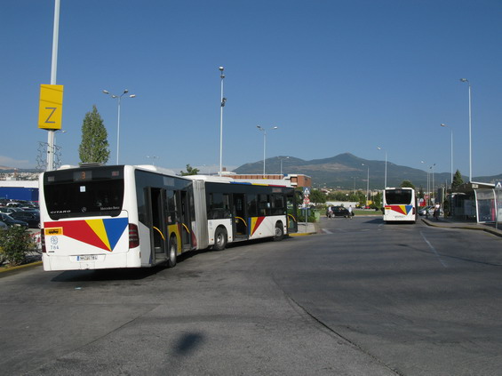 Vozový park soluòských autobusù se modernizuje nízkopodlažními autobusy Mercedes-Benz Citaro. Èervená, modrá a žlutá jsou nové barvy zdejšího mìstského dopravce SASTH.