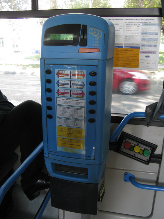 Ve všech autobusech jsou umístìny jízdenkové automaty. Jízdenky se dají též zakoupit v kioscích na vìtších koneèných zastávkách.