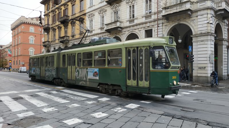 Dvouèlánková tramvaj první série ještì v pùvodním zeleném nátìru, která vznikla pøestavìním dvou sólo tramvají ze 30. let do jedné dvouèlánkové. Pøestavba probìhla koncem 50. let 20. století. A v 80. letech byly tyto tramvaje dále modernizovány. Celkem jich takto vzniklo 58, v 80. letech bylo takto postaveno ještì dalších 45 tramvají a dodnes jsou základem vozového parku.