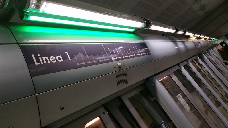 Na nástupišti stanice Re Umberto se testuje barevná indikace zaplnìnosti jednotlivých dveøí metra. Zelená barva znaèí nejnižší stupeò vytížení, žlutá plnìjší vùz a èervená vyèerpanou kapacitu.