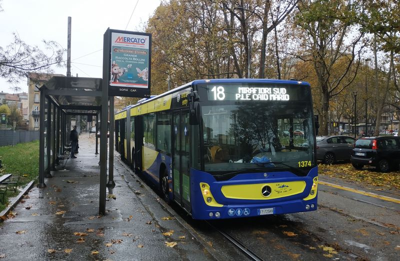 Také linka 18 byla pùvodnì tramvajová a autobusy této linky vedené od továrny Fiat na jihu mìsta do ètvrti Sofia na severu jedou po celou dobu po již nevyužívaných tramvajových kolejích. Jedinou výjimkou je zajížïka k nádraží Lingotto, kam tramvajové koleje nevedou.