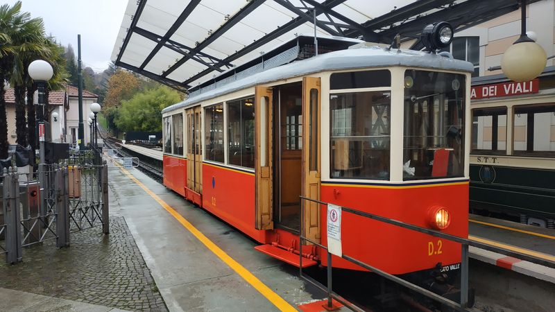 Jeden ze tøí motorových vozù z roku 1934 na ozubnicové tramvajové lince ze severního pøedmìstí Sassi k bazilice Superga s úchvatným výhledem na Turín i na Alpy. Po cestì má tato linka 3 zastávky. Jízda trvá 18 minut.