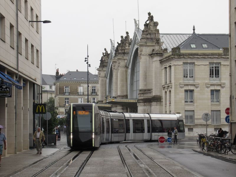 Tramvajová linka A fungující od roku 2013 propojila sever s jihem Tours vèetnì jeho pøedmìstí. Než se zaène proplétat historickým centrem, zajede také k hlavnímu vlakovému nádraží.