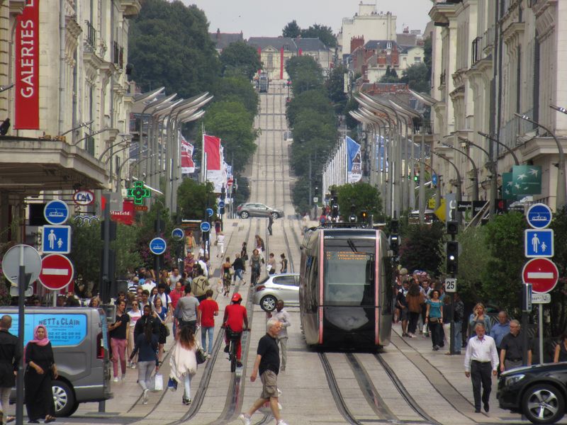 Pøiblížený pohled po pìší zonì Rue Nationale, pøes Wilsonùv most a dál na sever, kde tramvajová tra� stoupá do severních pøedmìstí. Vše v jedné pøímce.