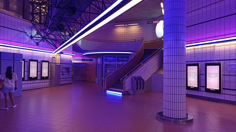 Stanice metra Marengo na první lince metra A, kde se pøestupuje na místní hlavní vlakové i autobusové nádraží. Naprostá vìtšina stanic je podzemní, automatický provoz doprovázejí dveøní stìny na nástupištích.