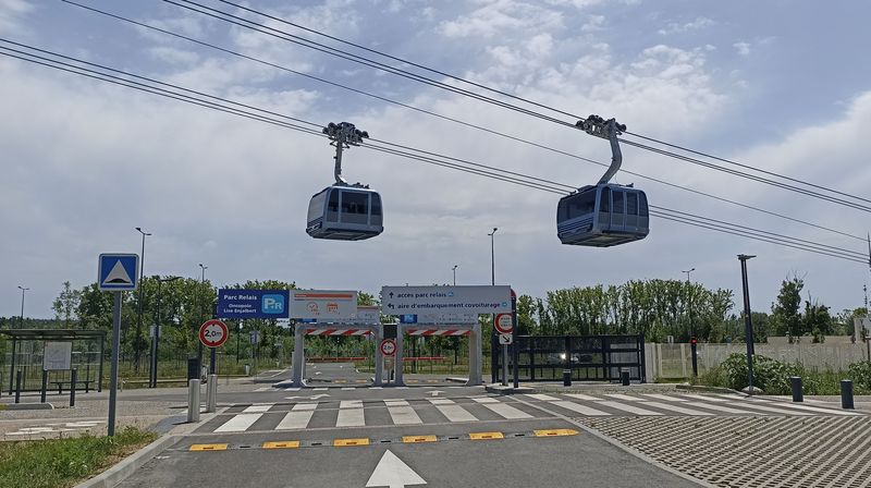 Zbrusu nová mìstská lanovka funguje od kvìtna 2022 a pøekonává vzdálenost 3 km, pøièemž propojuje bøehy øeky Garonny na jižním pøedmìstí Toulouse. Na západním bøehu je stanice Oncopole s parkovištìm pro 500 aut.