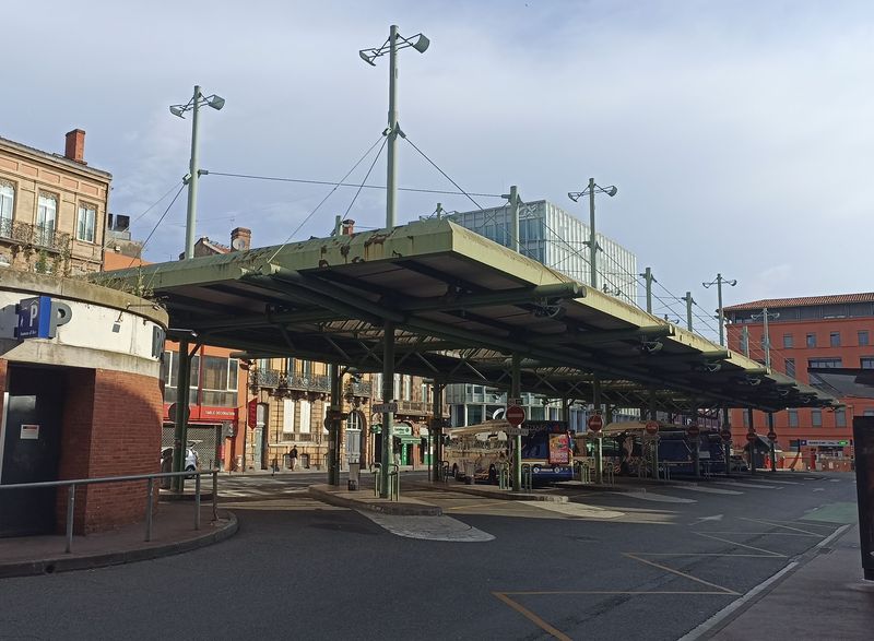 Pøímo uprostøed husté mìstské zástavby v centru leží malé autobusové nádraží pro linky MHD poblíž stanice metra Jeane d´Arc.