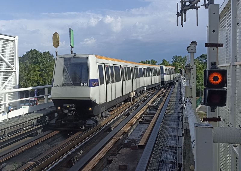 Dvojice staršího typu metra VAL 206 na povrchové koneèné první linky metra A Basso Cambo, která byla otevøena v roce 1993. Od roku 2020 je zde zdvojnásobena kapacita vozidel (pùvodnì jezdily pouze samostatné dvouvozové vlaky).