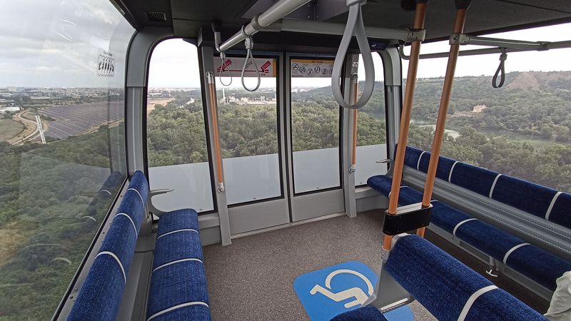 Prostorné a klimatizované kabiny nabízejí také úchvatné výhledy do všech stran, a to až z výšky 70 metrù.