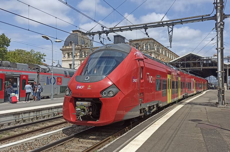 Nová elektricko-motorová jednotka Alstom Coradia Regiolis francouzských drah v barvách dopravního systému regionu Okcitánie (LiO) na místním hlavním nádraží Matabiau.