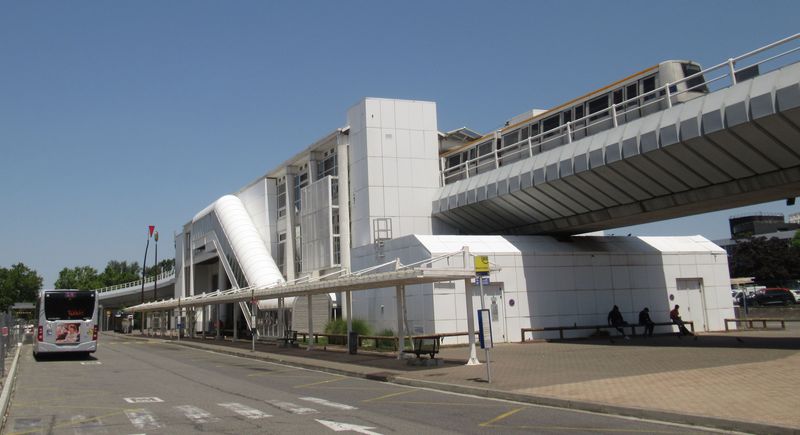 Západní nadzemní koncová stanice metra A Basso Cambo je zároveò velkým pøestupním terminálem na místní autobusové linky. Metro v Toulouse má pouze 2 nadzemní stanice a jednu èásteènì povrchovou.