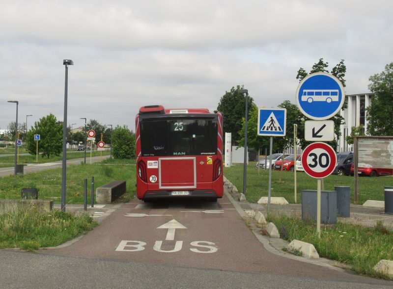 Linka 25 s nejnovìjším MANem spojuje terminálu Basso Cambo u koneèné metra A se stanicí nové mìstské lanovky Oncopole. V tomto rozvojovém území vede také samostatná autobusová silnice.