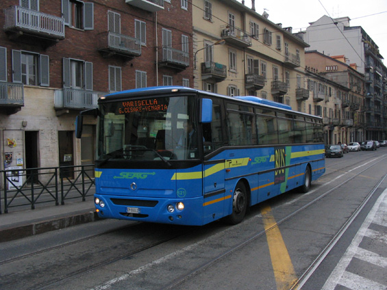 Zástupce èeské Karosy na pøímìstské autobusové lince. Pøímìstské autobusy tu mají modrou barvu.