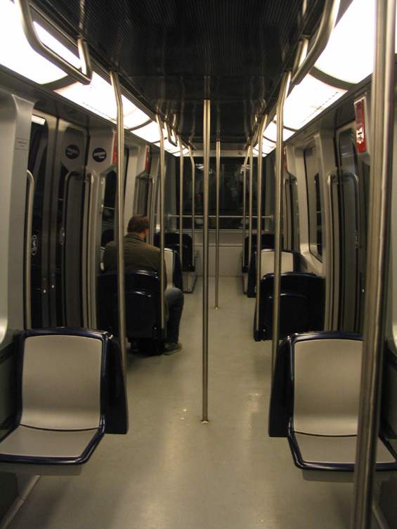 Interiér úzkoprofilového automatického metra, které si stále hledá své zákazníky.