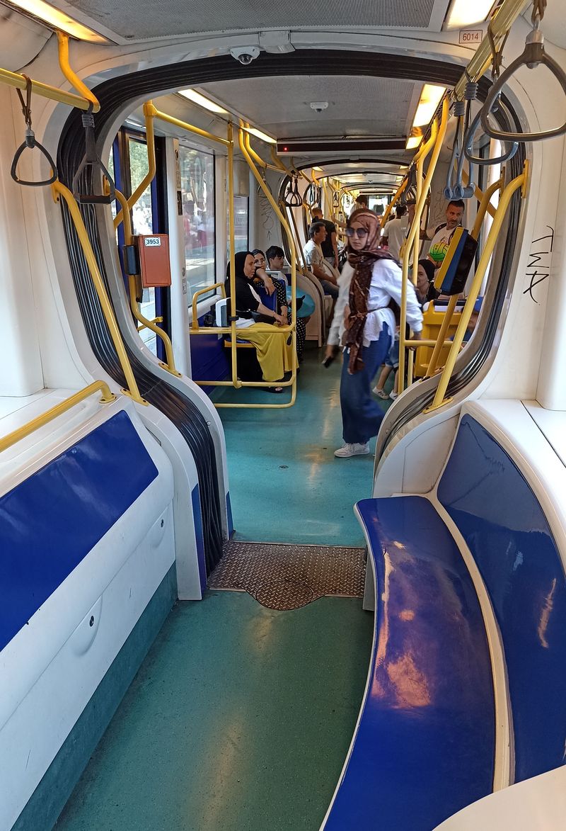 I v krátkých èláncích s podvozky u tramvaje Alstom Cityway se dá sedìt. Tìchto plnì nízkopodlažních tramvají bylo dodáno v letech 2001-3 celkem 54. 6 z nich je jednosmìrných. Nejdelší severojižní linka 4 má ve všední den interval 6 minut.