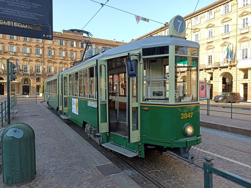 Historická linka 7 jezdí o víkendech z námìstí Castello na okružní trase v centru. Použity jsou na ní historické tramvaje, které vlastnì dosud jezdí i na normálních linkách, jen v novém kabátì. Tato tramvaj je z roku 1960.