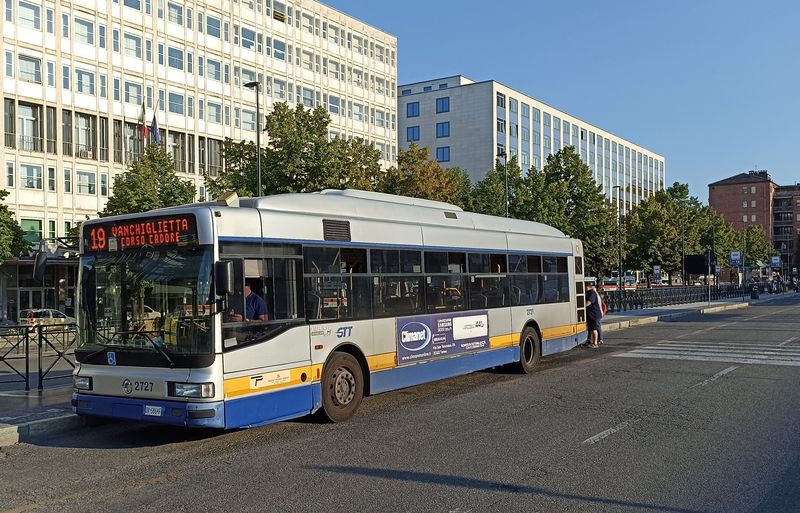 Už 15 let starý klasický plynový autobus Iveco CityClass, kterých po velké dodávce nových autobusù i elektrobusù valem ubývá.