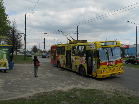 Trolejbus u koneèné zastávky Nexteer na východì mìsta. Tra� tu jednosmìrnì projíždí prùmyslovou zónou a zde se také nachází autobusová a trolejbusová vozovna. Konèí zde linky A, C a D.