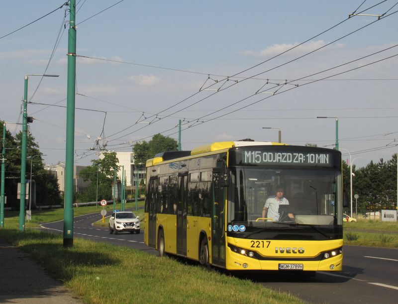 Metropolitní linka M15 spojuje Tychy se Sosnowcem – ve všední dny jezdí každou pùlhodinu, o víkendech je interval 60 minut. Po prùjezdu celým mìstem má tato linka koneènou v prùmyslové zónì poblíž trolejbusové vozovny. Sosnovecký dopravce zde také nasazuje nové autobusy Iveco Streetway.