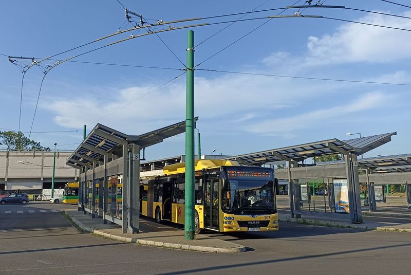 Pøed hlavním vlakovým nádražím je nové obratištì pro trolejbusy a autobusy. Právì odtud odjíždí jeden z nejnovìjších plynových kloubových MANù tyšského autobusového dopravce na metropolitní lince M18 smìrem do Gliwic.