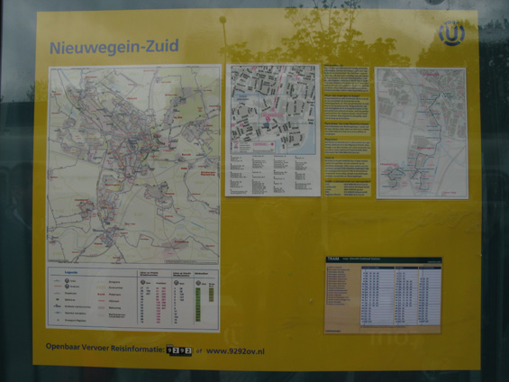 Ukázka informací na zastávce tramvaje. Vše v grafickém designu dopravce Connexxion.