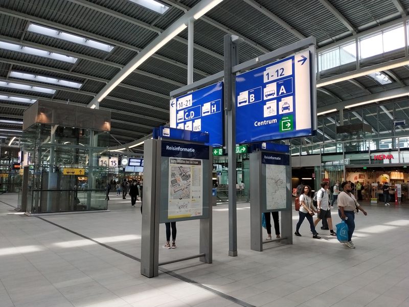 Hlavní nádraží v Utrechtu je nejvìtším dopravním uzlem v Nizozemsku. Sjíždìjí se sem vlaky z Amsterdamu, Rotterdamu i z Belgie a Nìmecka. Kromì návazné MHD (tramvaje a autobusy) je souèástí i velké autobusové nádraží pro regionální a dálkové linky