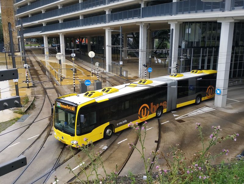 Východní koneèná nové tramvajové linky 22 pod velkokapacitním parkovacím domem na okraji univerzitního kampusu. V dobì návštìvy probíhala letní výluka a tramvaje byly nahrazeny autobusy.