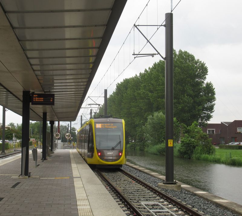 Koneèná zastávka linky 61 Ijsselstein. Jednotlivá nástupištì byla nejen snížena, ale také prodloužena, aby zde mohly jezdit spøažené pìti- a sedmièlánkové tramvaje o celkové délce 75 metrù.