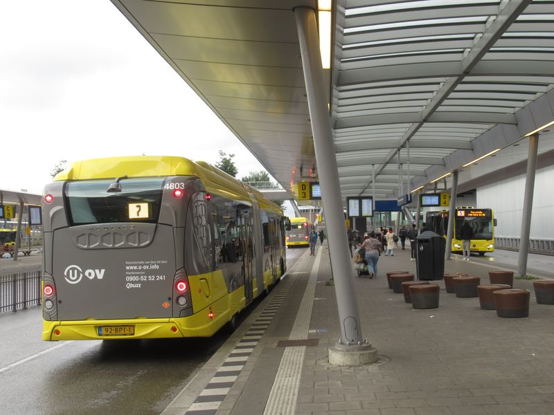 Detail designového øešení atypického elektrobusu Heuliez, kterých bylo do Utrechtu èerstvì poøízeno 35. Žlutou barvu mají autobusy na klasických mìstských linkách a provozuje je dopravce Q-buzz vlastnìný Italskými dráhami.