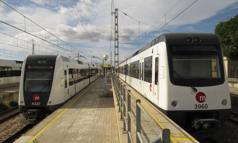 Ve stanici Valencia Sud, kde se nachází místní depo, postávají již bìžnì neprovozní jednotky pøedchozí øady 3900 (vpravo), kterých bylo v roce 1995 vyrobeno celkem 18 ètyøvozových vlakù konsorciem GEC-Alsthom a Albuixech.