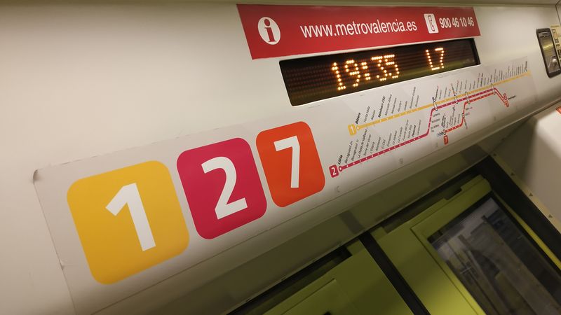 Na poèátku metra ve Valencii byl severojižní tunel pro linky 1 a 2 v roce 1988. Druhou osou je východozápadní tunel pro linky 3, 5 a 9 fungující postupnì do roku 1995. A mezi obìma spoleènými stopami pøejíždí linka 7. Každá linka má interval 15 minut, zejména na dlouhých mimomìstských ramenech bývá interval delší.