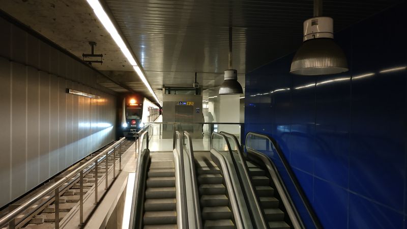 Ve stanici metra Bailén poblíž nádraží vysokorychlostní železnice Joaquín Sorolla už je pøipraven pøestup na budoucí tramvajovou linku 10, která bude konèit v podzemí poblíž hlavního nádraží Valencia Nord a v místì budoucího nového hlavního nádraží Central.