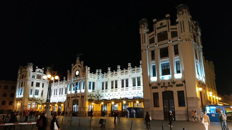 Historická budova hlavního hlavového nádraží Valencia Nord. V okolí zastavuje velká èást autobusových linek MHD. Nejbližší stanice metra se podle oèekávání nejmenuje podle tohoto nádraží, ale nese název Xátiva.