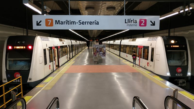 Koncová stanice Torrent Avinguda jihozápadnì do Valencie je po trati na letištì nejsilnìjší pøímìstskou vìtví místního metra. Od roku 2004 zde konèí linky 2 a 7 v podzemí pøímo pod centrem mìsta Torrent. Na lince 7 jezdí zpravidla pìtivozové soupravy, kterých je k dispozici 20.