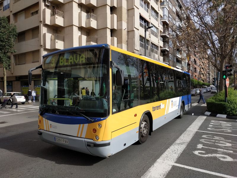 Mìsto Torrent poblíž Valencie, kam zajíždí také místní metro, má samostatnou autobusovou dopravu. Kromì metra odtud do blízké do Valencie míøí také nìkolik autobusových linek.