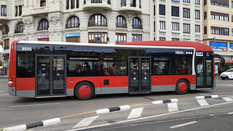 Autobusù s hybridním pohonem jezdí ve Valencii už cca 90, a to rùzných znaèek (MAN, Mercedes-Benz, Heuliez, Irisbus a Volvo).