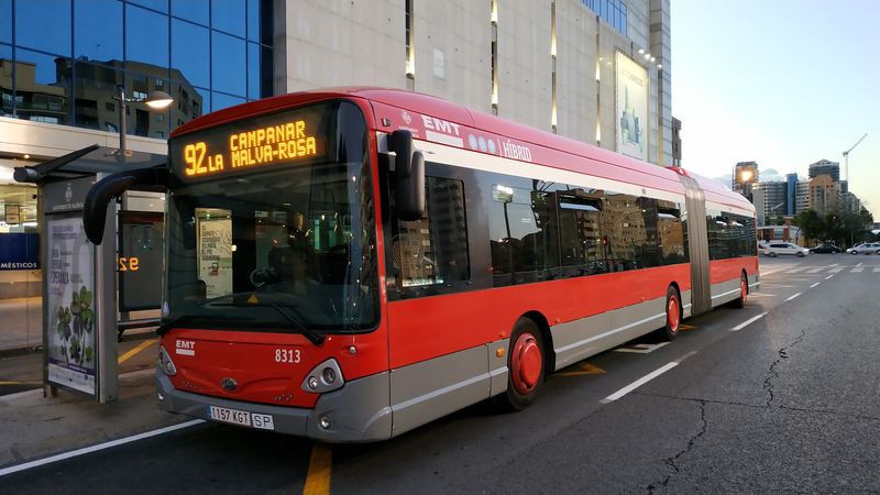 Na lince 92 projíždìjící po mìstském okruhu po širším centru jezdí nové hybridní kloubové Heuliezy, kterých bylo v roce 2018 dodáno celkem 14. Z cca 500 autobusù dopravního podniku EMT jich je kloubových cca 80.