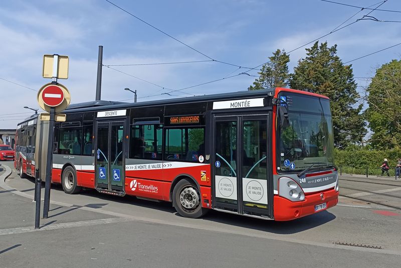 K vidìní na linkách MHD jsou ale i kloubové autobusy, od nejstarších Citybusù pøes Citelisy až po Urbanwaye.