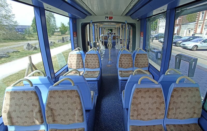 Standardizovaný interiér tramvaje Alstom Citadis 302 v místních barvách. Když už není rychlost tohoto dopravního prostøedku pøíliš závratná, aspoò je kam si sednout – obì linky jsou velmi dlouhé.