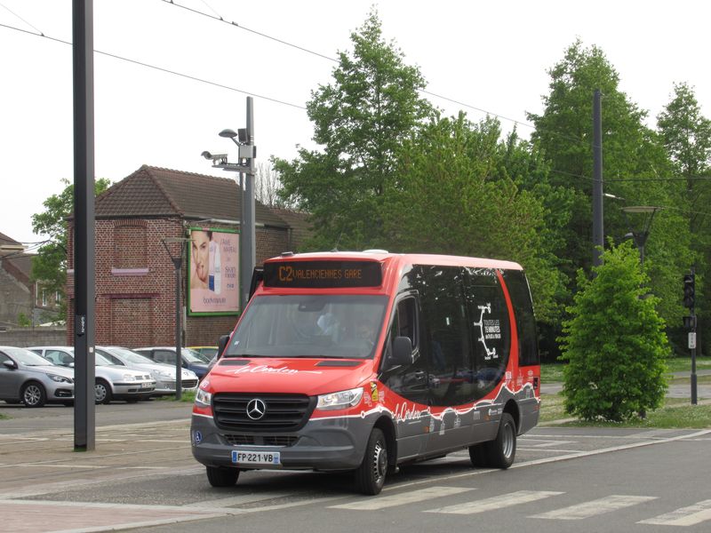 Minibusová linka C2, která vyjíždí od tramvajové zastávky Saint Waast na západním okraji mìsta a krouží po místní ètvrti až k hlavnímu nádraží v centru mìsta v intervalu 20 minut. Podobná linka jezdí také v historickém centru Valenciennes.
