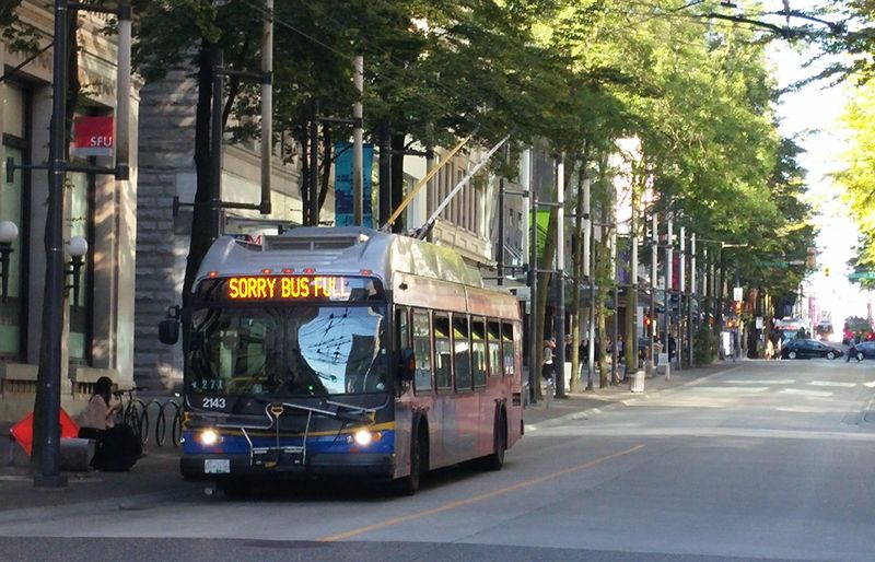 Všechny nízkopodlažní trolejbusy souèasné generace byly dodány mezi lety 2005 a 2009 a nahradily tehdy dvacetileté pøedchùdce, které byly povìtšinou prodány do Jižní Ameriky nebo sešrotovány. Vìtšina trolejbusových linek míøí pøímo do centra Vancouveru, není proto divu, že bývají èasto pøeplnìné, jak o tom informuje toto vozidlo.