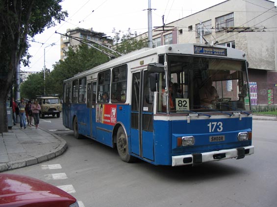 Trolejbus 14Tr v místním typickém nátìru.