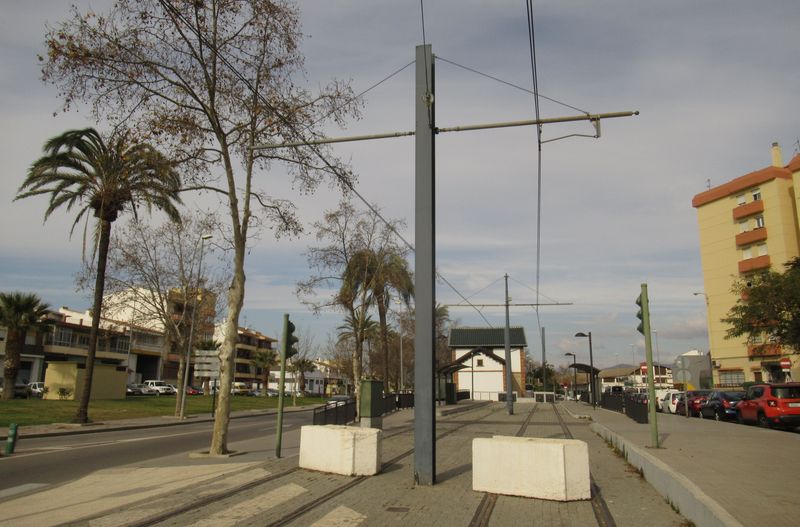 Nikdy nedostavìný severní konec tramvajové linky u budovy bývalého nádraží regionální železnice z Málagy pøes Vélez do místních hor. Tìsnì pøes dokonèením tohoto úseku, který by znamenal možnost omezení soubìžných autobusù a plné obsluhy mìsteèka Vélez, byl celý tramvajový provoz zrušen.