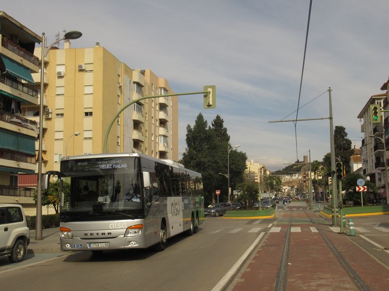 Tra� vede od jihu do mìsta Vélez prostøedkem místní hlavní severojižní tøídy v této jednokolejné podobì. Podél kolejí jezdí jak mìstské, tak i pøímìstské autobusy z Torre del Mar i vzdálenìjší Málagy.