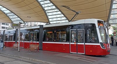 Hlavní mìsto Rakouska se tìší z nových tramvají a jeho rozsáhlá tramvajová sí� se rozrostla o dva nové úseky. Staví prodloužení metra U2 a zcela nová automatická linka U5. Již brzy vyjedou na linky me...