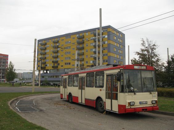 Zatímco trolejbusové linky mají na mapách, v jízdních øádech i na vozidlech èervenou barvu, autobusové linky jsou modré (barva pro odlišení je o to dùležitìjší, nebo� èíselné øady jednotlivých druhù dopravy se vzájemnì duplikují). Také na této koneèné v sídlišti Pašilaièiai je k dispozici záložní trolejbus. Konèí zde také páteøní autobusová linka 5G jezdící od západu na východ.