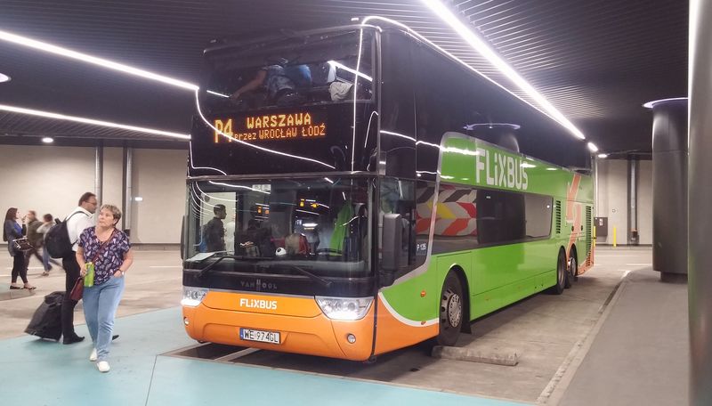 Nové autobusové nádraží ve Vratislavi využívají pøedevším dálkové a mezinárodní linky, postupnì zde zaèíná dominovat zelený Flixbus, který odkoupil také velkého novodobého polského hráèe Polski Bus.